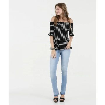 Camisa feminina de ombro às riscas preto e branco