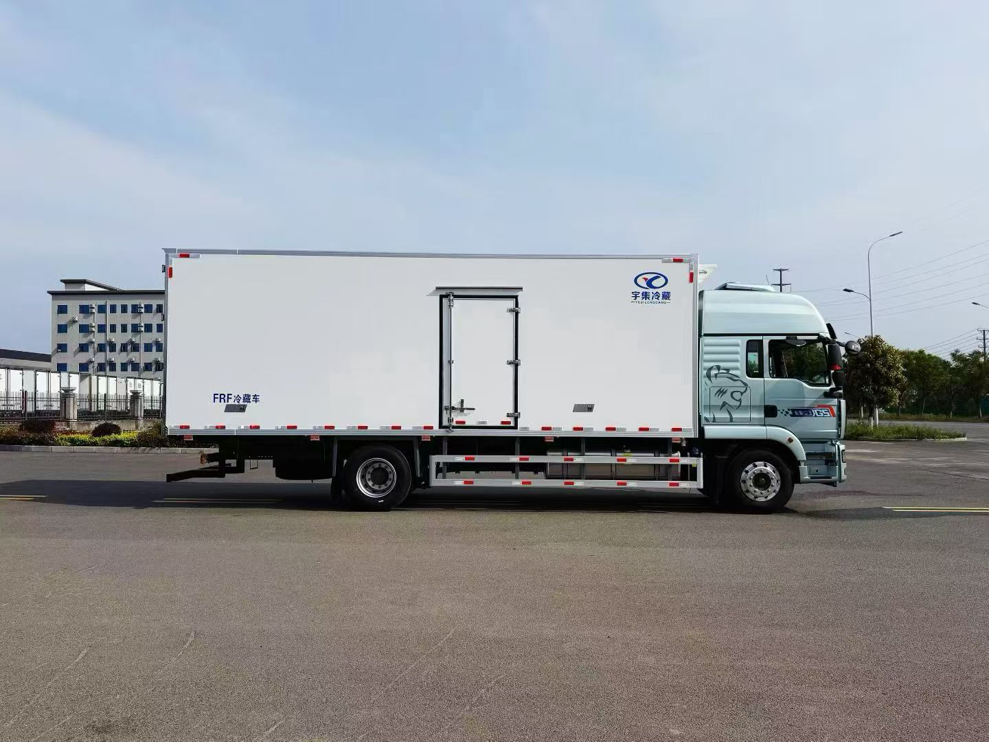 Large refrigerated trailer
