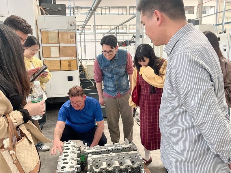 Former Ford engineer Mike and Cheng Zhihao's team visited the cam, cylinder head and cylinder block manufacturing plants
