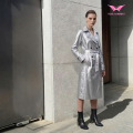 Langer Trenchcoat aus metallischem PU