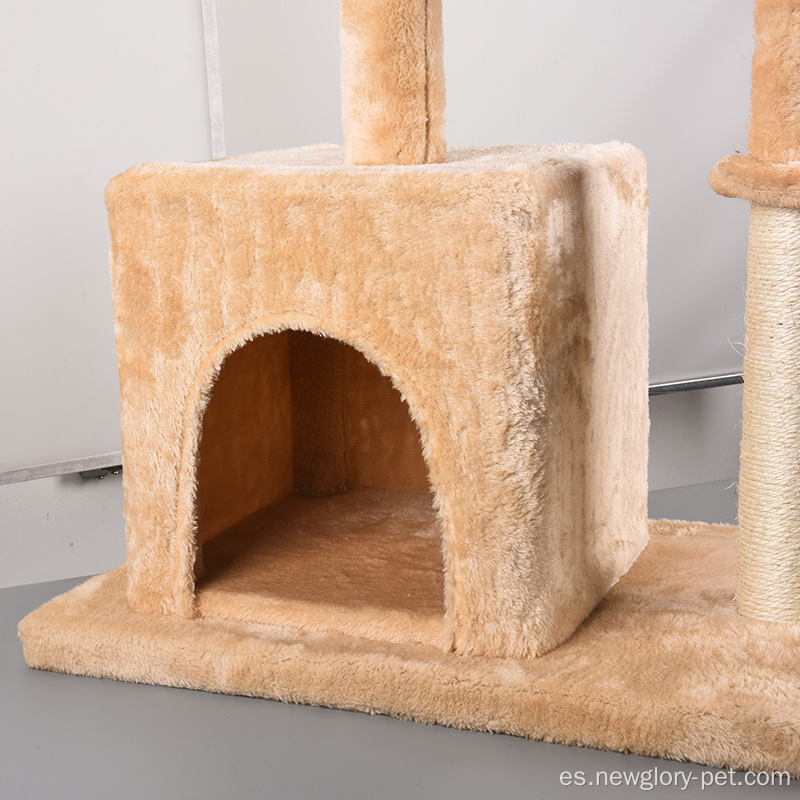 Cat Tree tiene un juguete rascado con una pelota