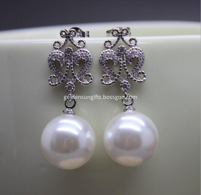 White Big Round Shell Pearl Earrings