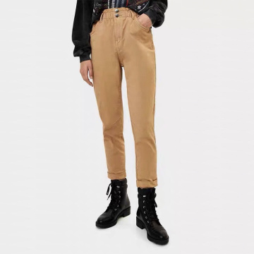 Schlanke und schlanke Frauen mit hoher Taille und langen Hosen