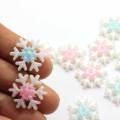 Assortiti 22 MM Glitter Fiocco di neve Perline Flatback Resina Fiocchi di neve di Natale Cabochons Fiocchi per capelli fai da te Artigianato Ornamenti Decorazione