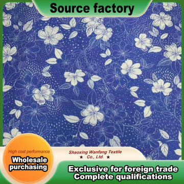 Çeşitli çiçeklerle açık mavi taban