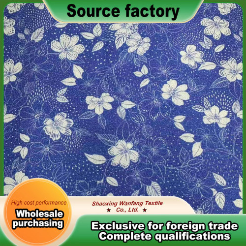 Çeşitli çiçeklerle açık mavi taban