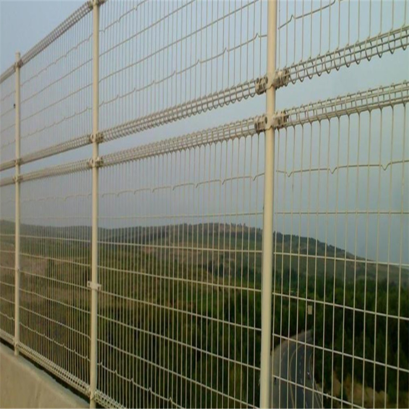 curved welded wire mesh fence