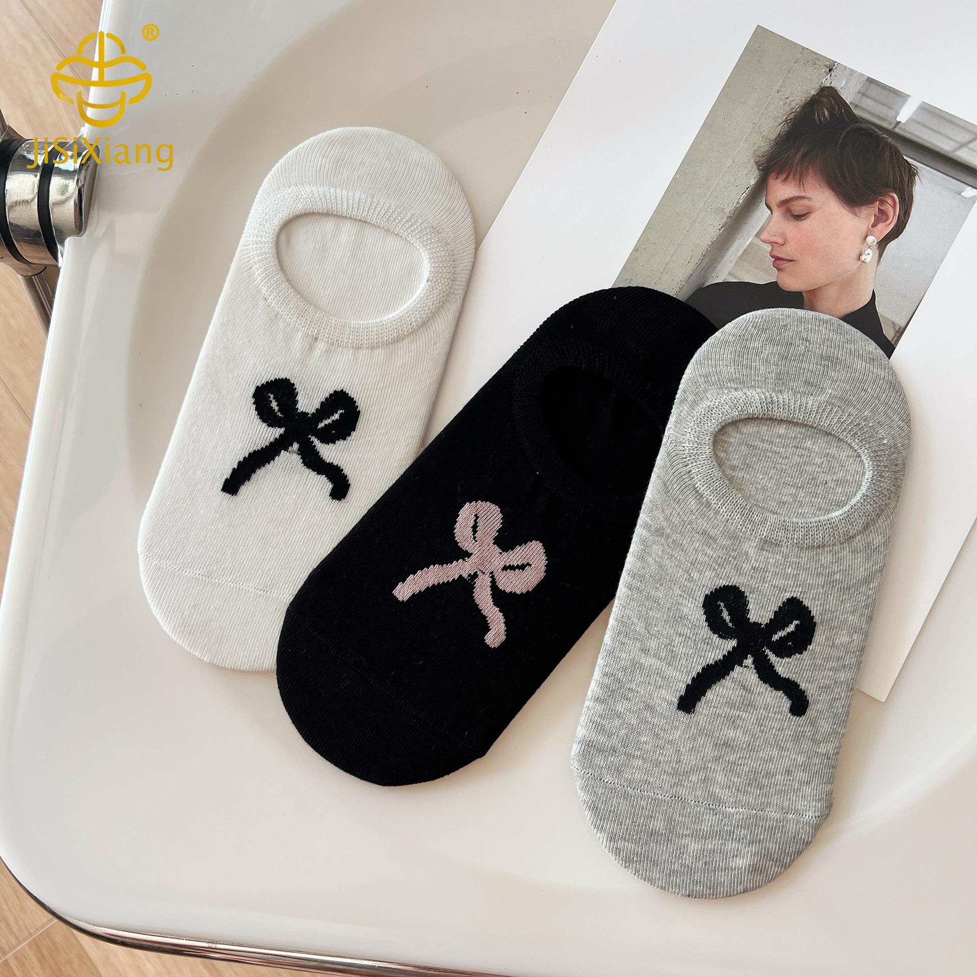 Low cut shallow mouth invisible socks