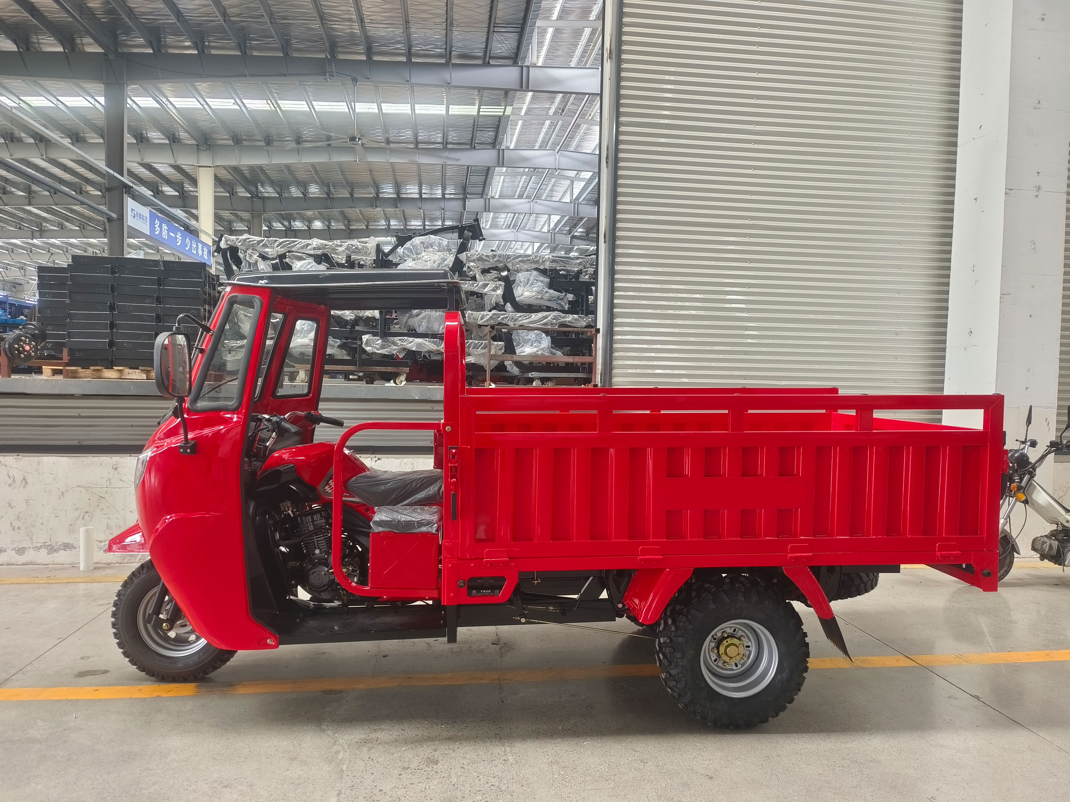 Triciclo semi de cabina para transporte eficiente