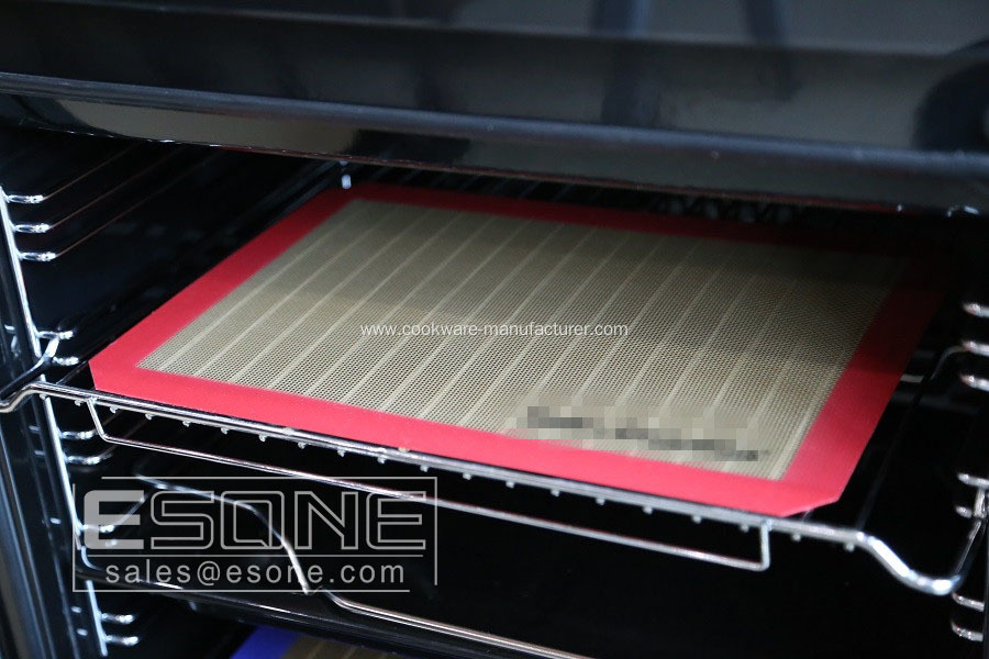 Non-stick and heat resistant silicone mat for baking