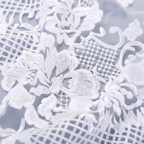 Tissu De Broderie À Lacets Avec Des Fleurs Blanches