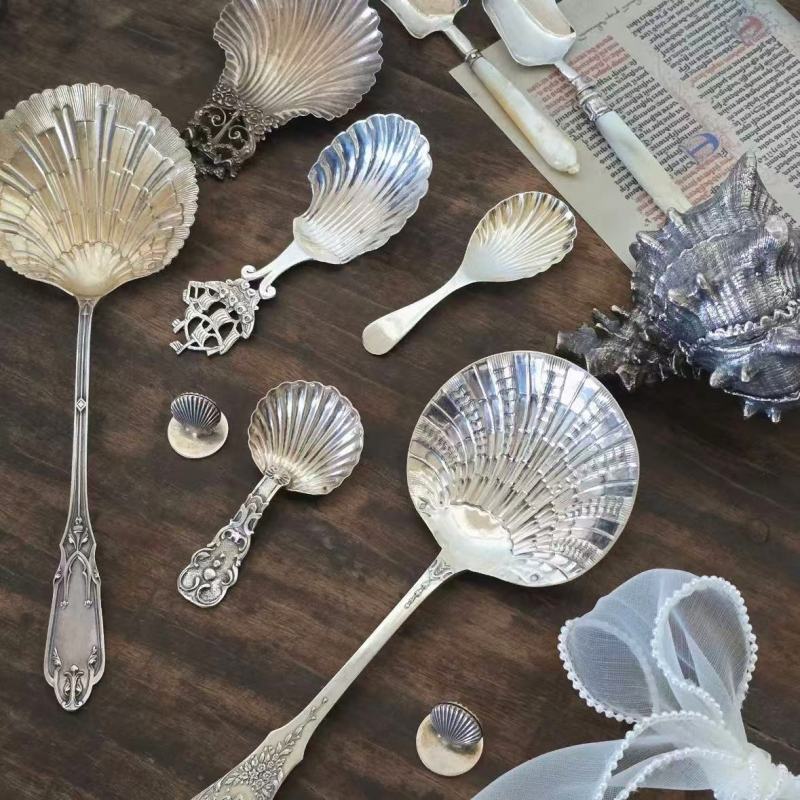 Elegant Shell-Shaped Metal Flatware for Dining