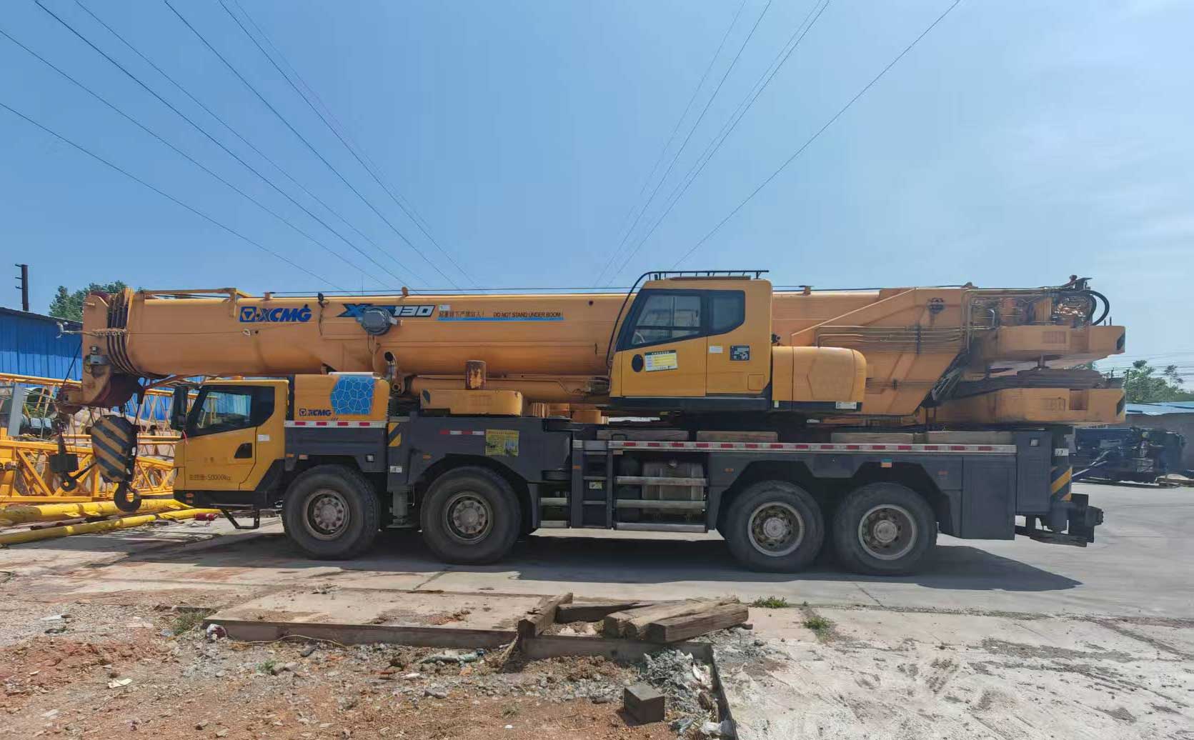 the-side-view-of-used-crane-XCT80L6 the-side-view-of-used-crane-XCT80L6