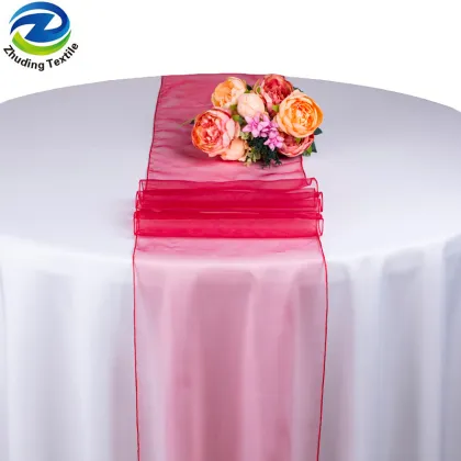 Chemin de table en organza rose fuchsia pour mariage