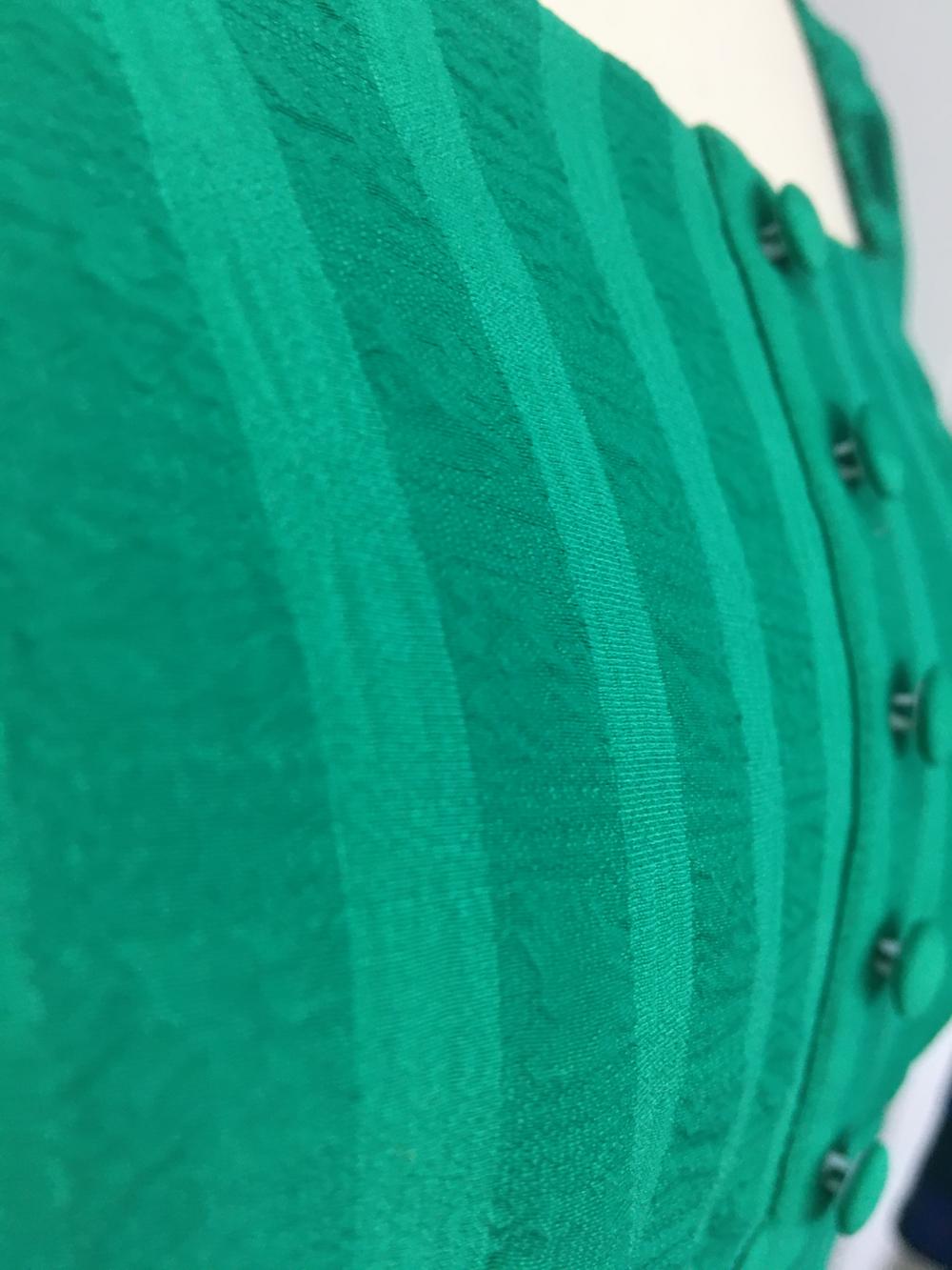 Женское многоярусное платье зеленого цвета с оборками и отделкой из рюшек