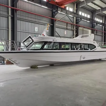 China Factory Cheap 10 Seats Closed Type Luxury Yacht for Water Tourism