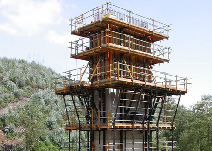 Système de préparation à l'escalade en acier pour construction en béton