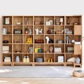 たっぷりの収納付きの木製の本棚の壁