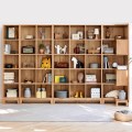 Mur de bibliothèque en bois avec beaucoup de rangement