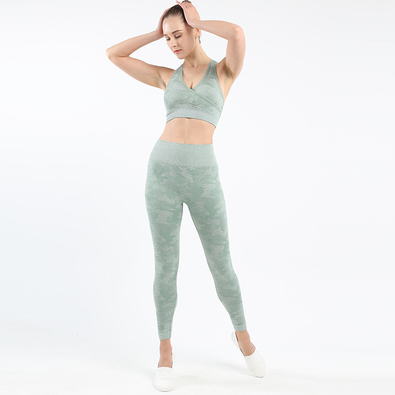 woman camo yoga outfits