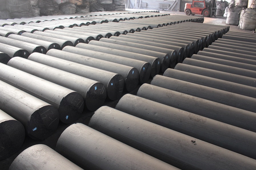 Graphite electrode joints are chemically stable and non-toxic. Graphite is non-toxic to humans. It begins to oxidize at 400°C and can react with water vapor above 700°C. It can react with CO2 above 900℃, and can react with hydrogen above 1000℃. In addition to aqua regia, chromic acid, concentrated sulfuric acid and nitric acid, it can resist the erosion of various acids, alkalis and organic solvents. At high temperatures, graphite can react with many metals or non-metals or their oxides. Due to its radiation resistance and small thermal neutron cross section, graphite is the moderator material of choice in nuclear reactors.