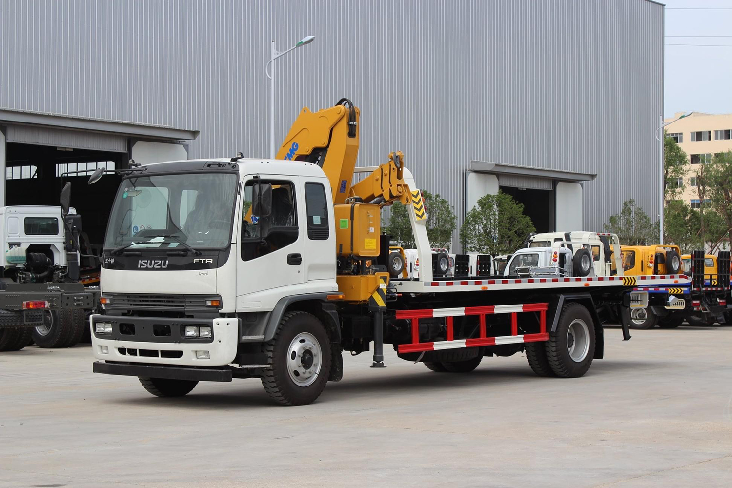 ISUZU flatbed wrecker with 3.2tons crane
