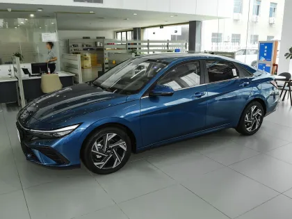 2023 Hyundai Elantra 1.5L CVT LUX