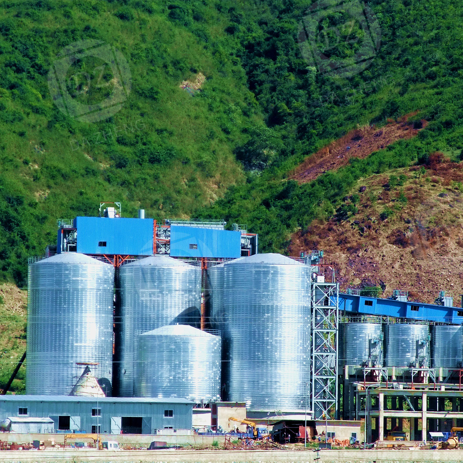 Steel plate silo for feed materials storage