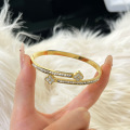 Pulsera de diamante de imitación de acero de titanio de trébol