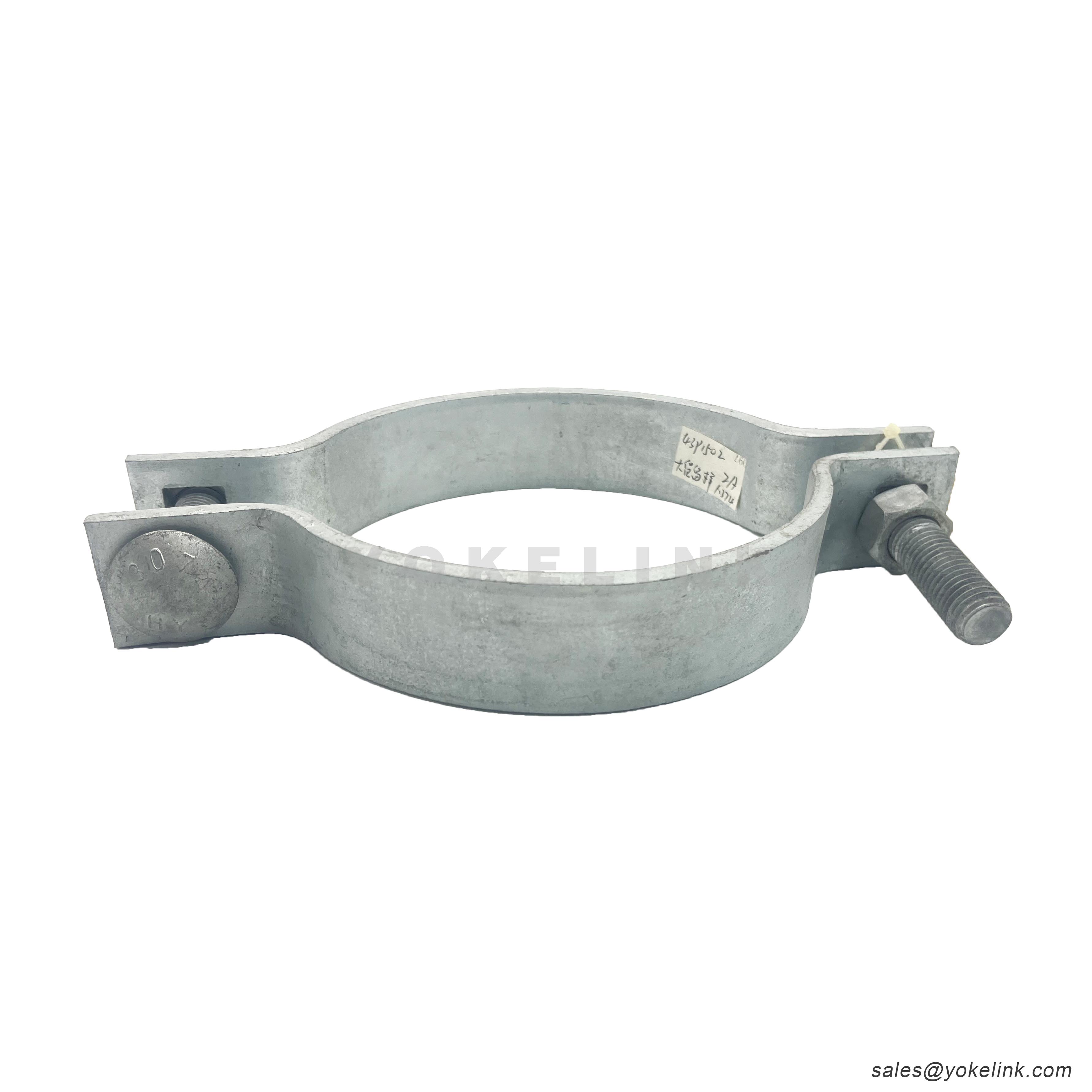 Upevněte objímku upínací tyče pro obruč na křížové rameno