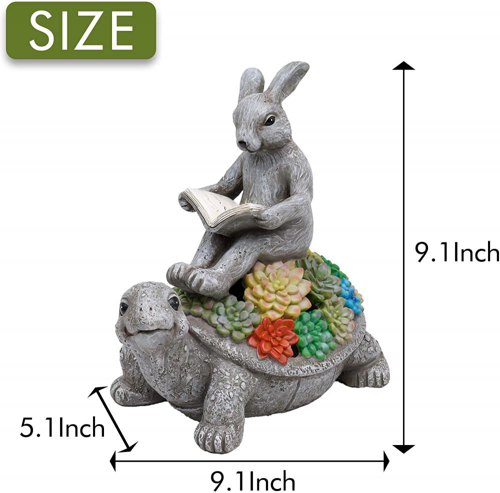 Lapin sur la statue en plein air du jardin de tortues