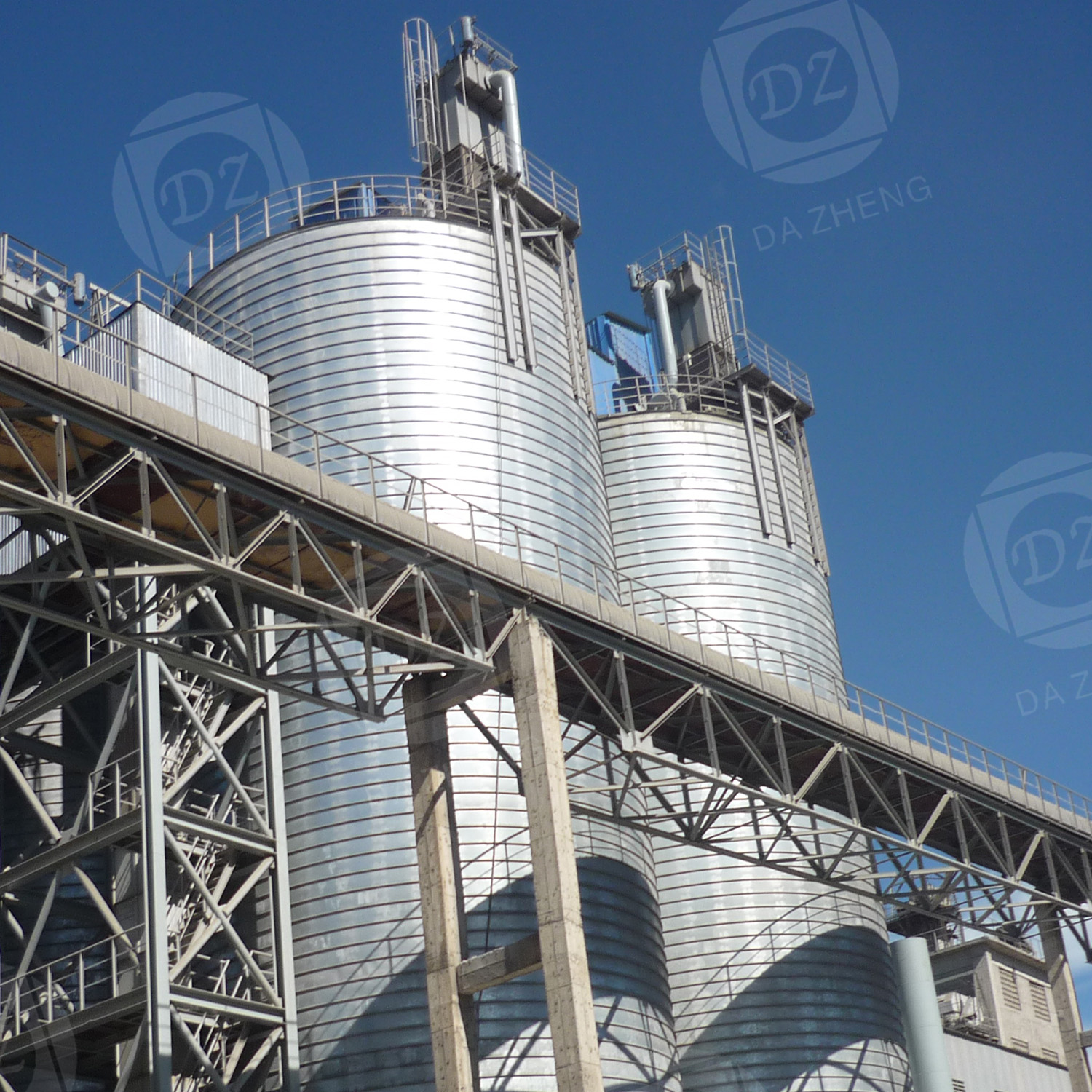 Pellet silo for meat pig fattening