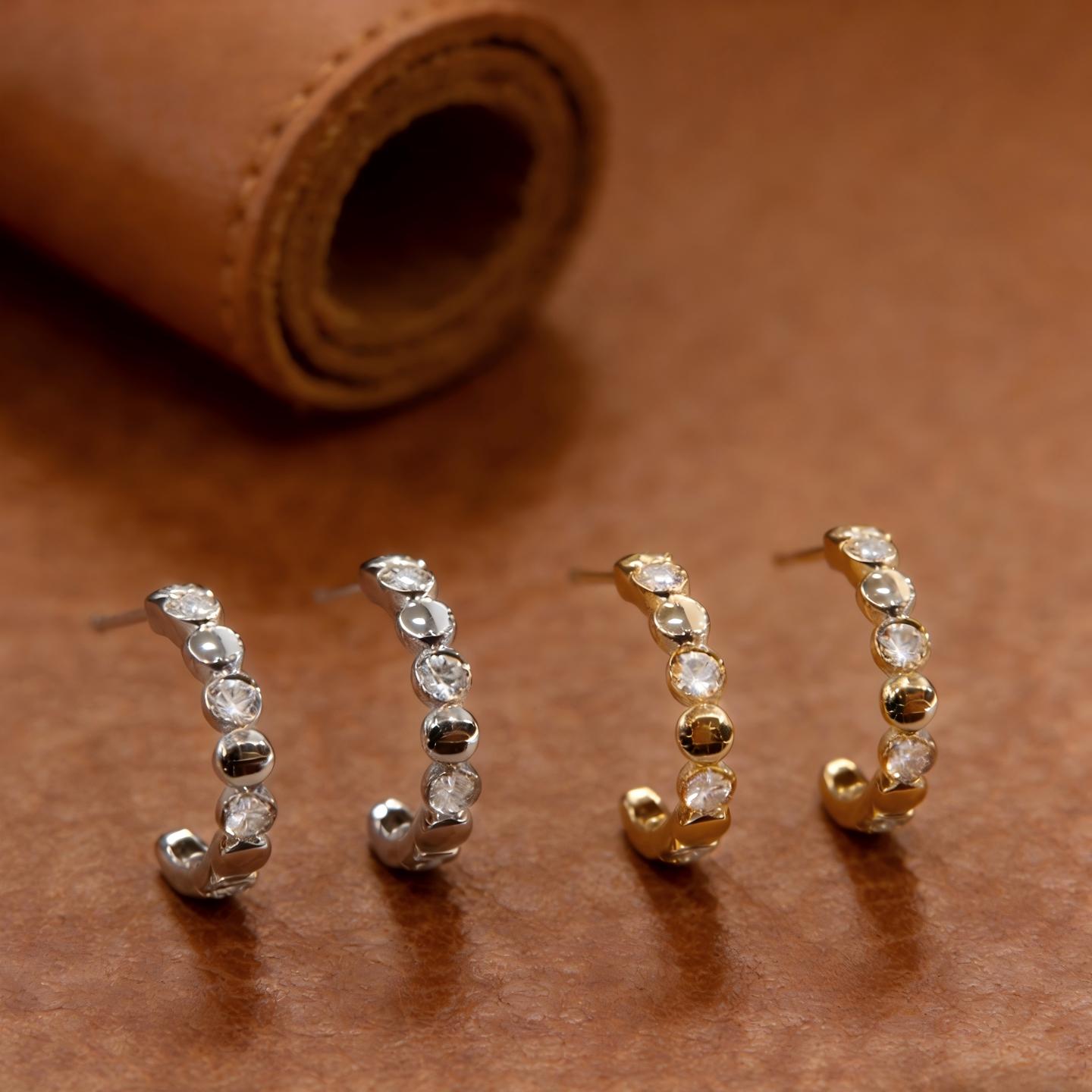 Profil sisi tetapan stud berlian emas manik