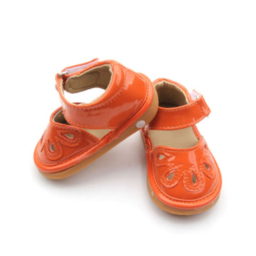 Udskiftelige PU læder Orange hule knirkende sko sandaler