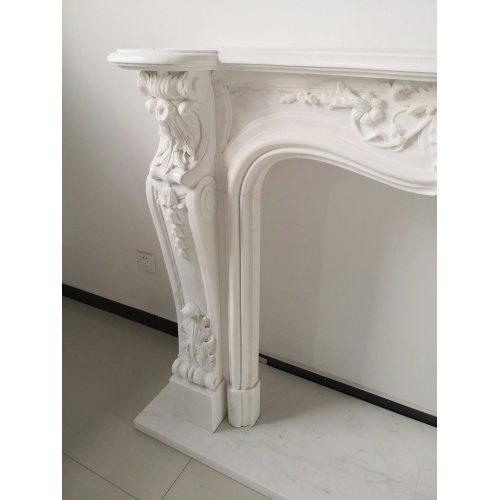 大理石の彫刻されたフランス風の暖炉のマントル