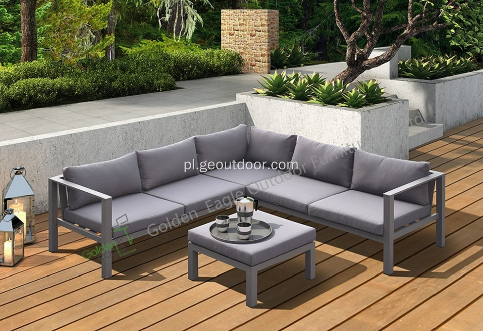 Aluminiowa kanapa z meblami ogrodowymi
