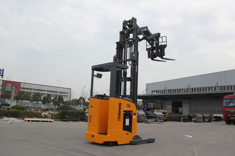 Electric Reach Forklift Truck