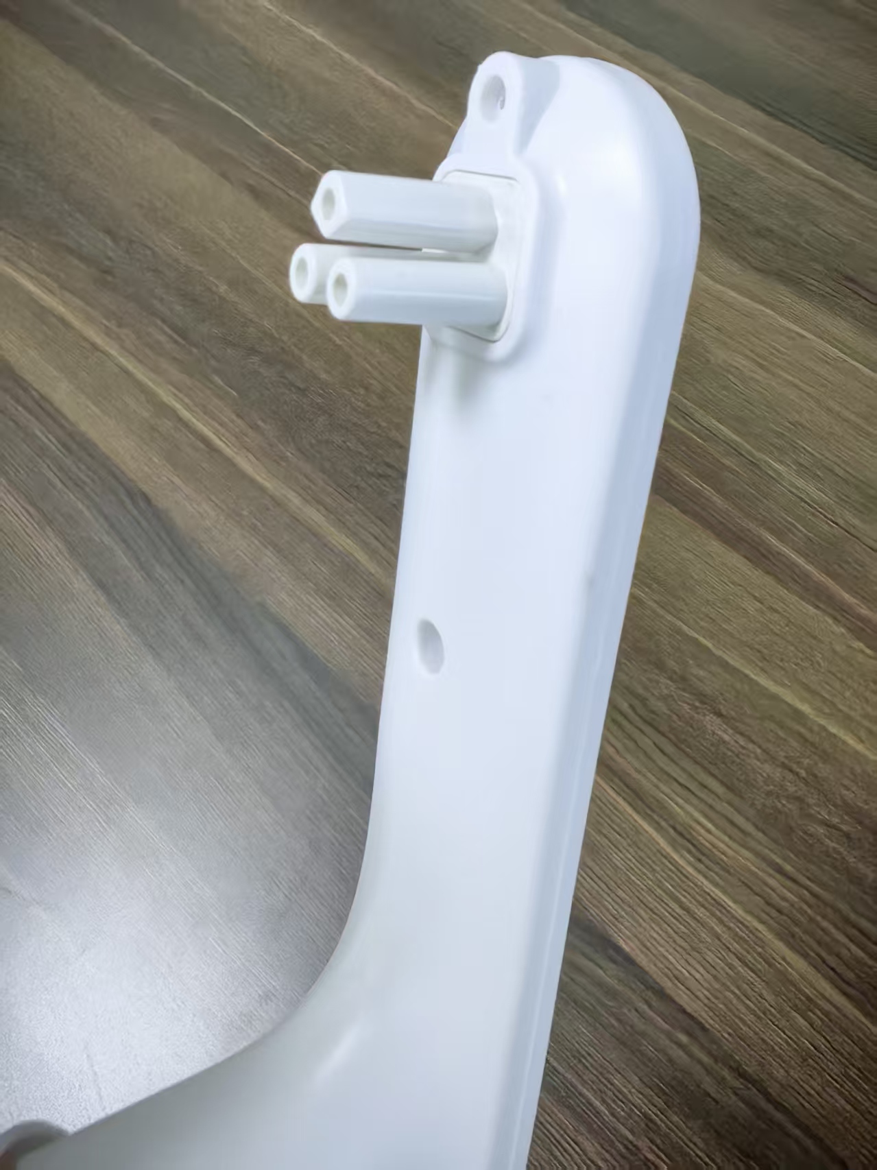 The casing of the small household appliance charger (8)