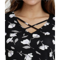 Blusa com estampa de flores e gravata cruzada na frente