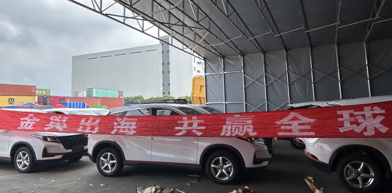 Cars are re-exported to Algeria, with Jinyu's Chairman personally overseeing the shipment, earning international acclaim for its quality service