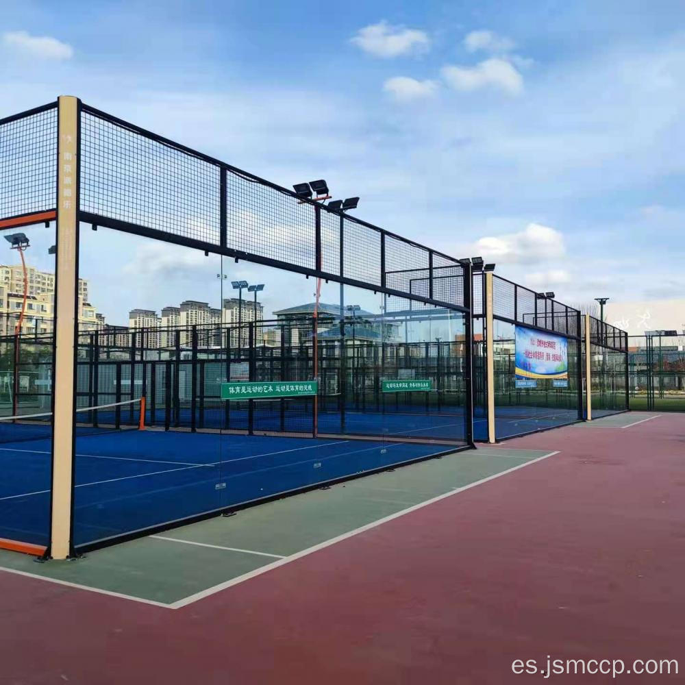 Piso de la cancha de tenis de hierba artificial al aire libre