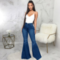 Frauen ziehen auf Flare Stretch Jeans