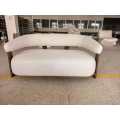 Chaise lounge minimalista de madera maciza con sofá de tela