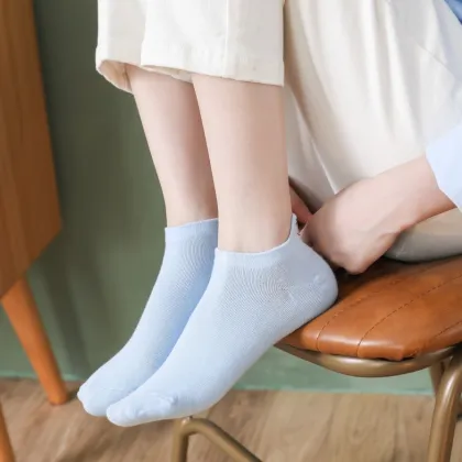 Crayon Shin-chan Embroidery Boat Socks