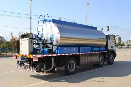 Synchronous Asphalt Gravel Chip Sealer Truck - 2.6m³ Road Asphalt Spreader Machinery