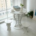 Table basse ronde en bois à la maison moderne en bois