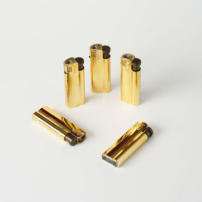 Isqueiro simples de metal banhado a ouro brilhante