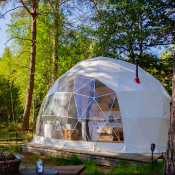 เต็นท์ Geodesic Dome Glamping ที่หรูหราพร้อมแสงแดด