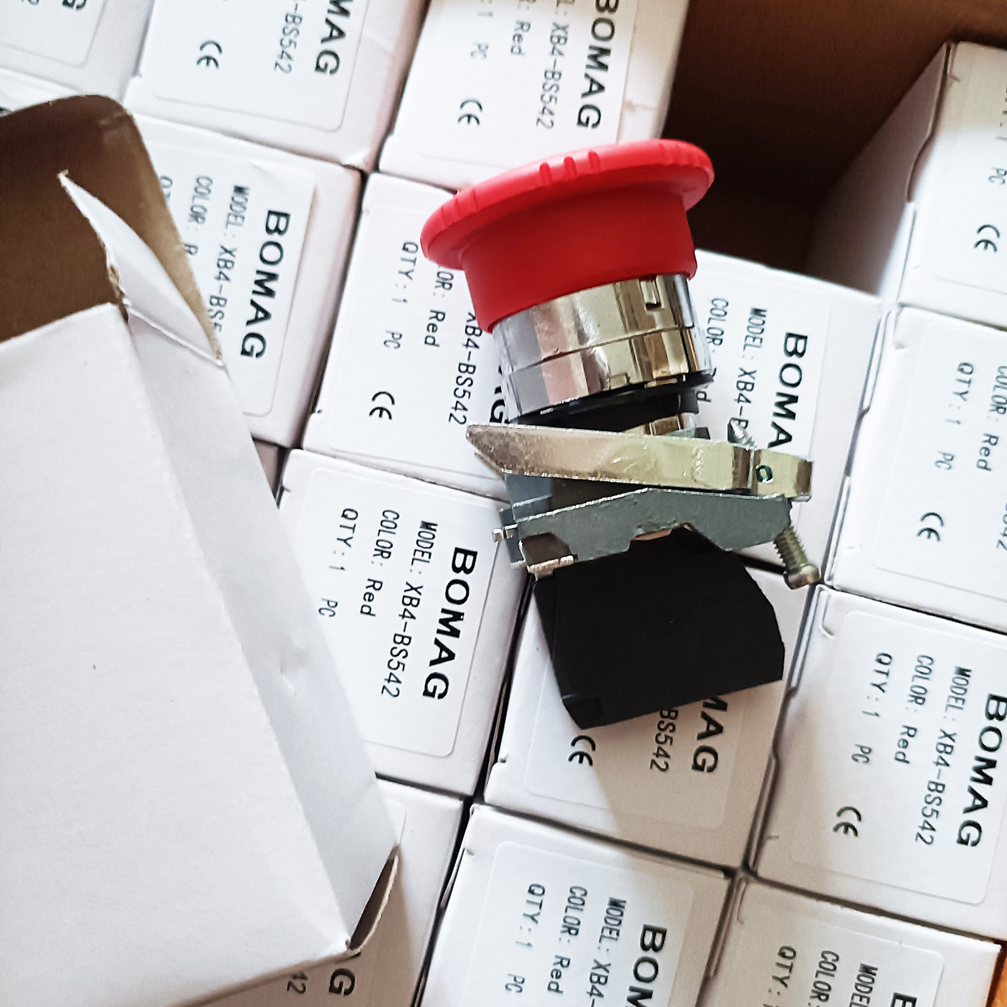 Detailed component view of XB2-BC31 Aviation Switch with specifications