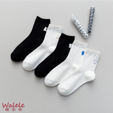 Modernong Reflective Socks sa Bold Black and White